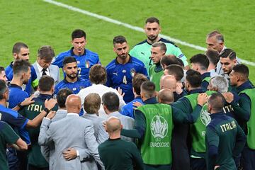 Lorenzo Insigne, Giovanni Di Lorenzo, Leonardo Spinazzola, Gianluigi Donnarumma atentos a las instrucciones de Roberto Mancini momentos antes de comenzar la prórroga.