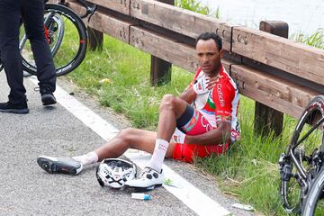 El ciclista del equipo Cofidis, Natnael Berhane de Eritrea, se sienta al costado de la carretera después de una caída durante la 15ª etapa 