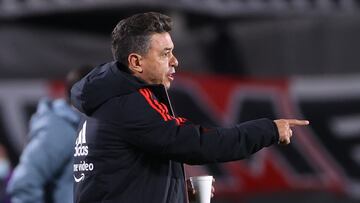 AME2271. BUENOS AIRES (ARGENTINA), 25/05/2022.- El entrenador de River, Marcelo Gallardo, da indicaciones a sus dirigidos, hoy, durante un partido de la Copa Libertadores entre River Plate y Alianza Lima, en el estadio Monumental en la ciudad de Buenos Aires (Argentina). EFE/ Juan Ignacio Roncoroni