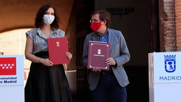 La presidenta de la Comunidad de Madrid, Isabel Díaz Ayuso, y el alcalde de Madrid, José Luis Martínez-Almeida, durante la firma de un protocolo para la promoción y protección de la tauromaquia como patrimonio cultural e