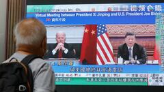 A screen displays images of Chinese President Xi Jinping and U.S. President Joe Biden, while broadcasting news about their recent call at a shopping mall in Hong Kong, China, July 29, 2022. REUTERS/Tyrone Siu