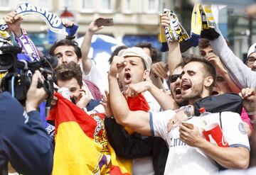 Ambiente de fiesta en las calles de Cardiff