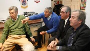 PARTIDO Y TERTULIA. Gárate, Ovejero, Adelardo y Bermejo comentan uno de los episodios del partido. Ovejero explica al resto la acción.