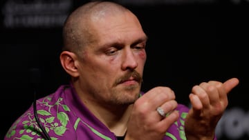 Oleksandr Usyk en la rueda de prensa después de su pelea con Tyson Fury.