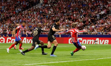 2-0. Centro desde la derecha de Marcos Alonso, Samuel Lino se eleva, el balón le da en el hombro para superar a su marcador.  El '7' aprovecha para lanzarse, empalmar con la pierna izquierda y superar al guardameta del Valencia.