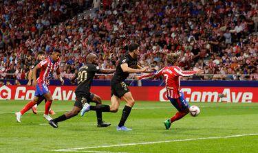 2-0. Centro desde la derecha de Marcos Alonso, Samuel Lino se eleva, el balón le da en el hombro para superar a su marcador.  El '7' aprovecha para lanzarse, empalmar con la pierna izquierda y superar al guardameta del Valencia.