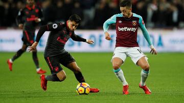 Soccer Football - Premier League - West Ham United vs Arsenal - London Stadium, London, Britain - December 13, 2017   Arsenal&#039;s Alexis Sanchez in action with West Ham United&#039;s Manuel Lanzini    REUTERS/David Klein    EDITORIAL USE ONLY. No use w