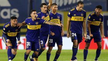 BUENOS AIRES, ARGENTINA - MAY 16: Marcos Rojo, Cristian Pav&Atilde;&sup3;n, Emmanuel M&Atilde;&iexcl;s, Jorman Campuzano, Carlos Izquierdoz and Cristian Medina of Boca Juniors celebrate after winning by penalty shoot out a quarter final match of Copa De L