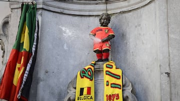 El Manneken Pis, con los colores de la selecci&oacute;n belga.