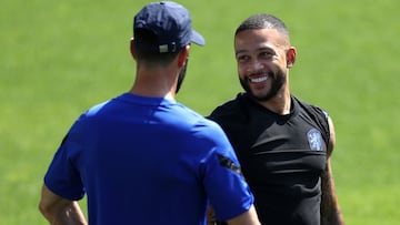 Depay, sonriente en un entrenamiento de la selección de Países Bajos.