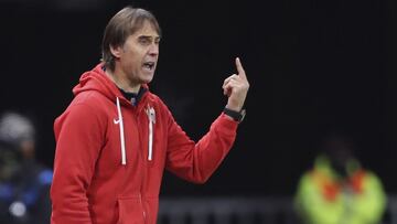 Sevilla's head coach Julen Lopetegui gives instructions to his players during the Champions League, group E soccer match between Rennes and Sevilla at the Roazhon Park stadium in Rennes, France, Tuesday, Dec. 8, 2020. (AP Photo/David Vincent)