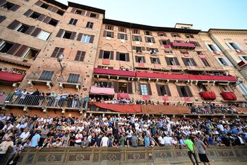 El recorrido transcurre en la céntrica Piazza del Campo, en  honor a la Virgen de Provenzano (Palio di Provenzano).