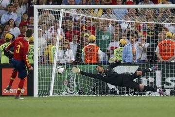 En las semifinales de esta Eurocopa, España llegó al minuto 90 empatando a cero con Portugal. El encuentro llegó a la tanda de penaltis y Gerard Piqué fue el encargado de transformar el tercer lanzamiento, anotando el gol que daría el pase de la selección a la final de la Eurocopa de 2012. 