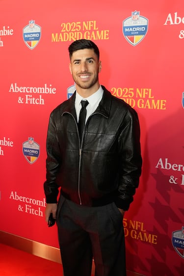 Marco Asensio posa en la alfombra roja previa al partido.