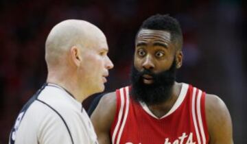 James Harden alucina con una decisión del árbitro Gary Zielinski.