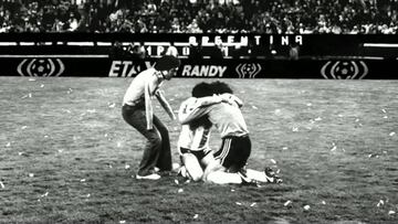 Ricardo Osvaldo Alfieri se acera a Fillol y Tarantini, quienes se abrazaban en el medio del campo tras la victoria de Argentina en la Copa del Mundo de 1978. La imagen quedó retratada por siempre por el Gráfico en una de las imágenes más recordadas en la historia del deporte.