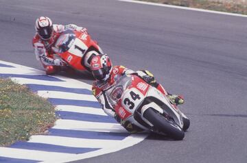 Rainey y Schwantz protagonizaron una espectacular rivalidad que iba más allá de las pistas desde el mismo día que llegaron al Mundial para quedarse de manera definitiva, en 1988. Y es que, en realidad, las batallas entre el californiano y el texano venían de antes, del AMA estadounidense y del Trofeo Transatlántico, alcanzando nivel mundialista a partir de ese año para disfrute de todos. Suzuka 89 es una de las mejores batallas de la historia, con innumerables pasadas entre la Yamaha y la Suzuki. Wayne logró tres títulos y Kevin uno, pero el célebre #34 firmó una victoria más que su gran rival (25-24). La fatalidad quiso que este épico duelo acabara con el accidente que dejó a Rainey en silla de ruedas en Misano 93. Tiempo después, Schwantz se dio cuenta de que las carreras ya no eran lo mismo para él y se retiró en 1995, tras la disputa de las tres primeras carreras.