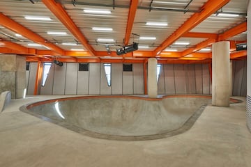 La planta de bowl est hecha de hormign y tiene un pool de 2.65 metros de profundidad. Con pool coping, sus azulejos... y una pinta espectacular. 