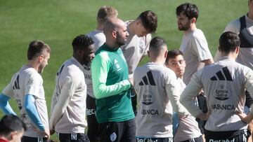 Claudio Giráldez durante un entrenamiento con el Celta en la Ciudad Deportiva Afouteza.