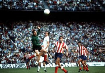 FINAL DE 1975 ATLÉTICO DE MADRID - REAL MADRID La victoria fue para el Real Madrid en el Estadio Vicente calderón por medio de penaltis después de un empate a cero. Reina despeja ante la mirada de Roberto Martínez, Eusebio y Panadero Díaz.