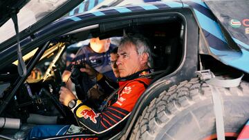 El piloto de Ford Carlos Sainz tras un entrenamiento del Rally Dakar 2025.