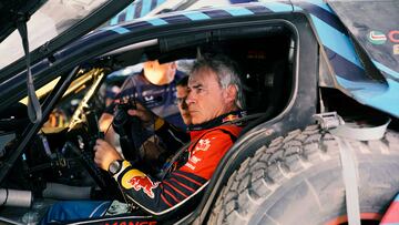 El piloto de Ford Carlos Sainz tras un entrenamiento del Rally Dakar 2025.