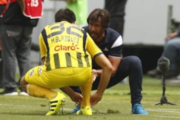 Futbol, Everton vs Universidad Catolica. 
Segunda fecha, campeonato de Clausura 2016/17.
El entrenador de Everton Pablo Sanchez da instrucciones a sus jugadores durante el partido de primera division disputado contra Universidad Catolica en el estadio Sausalito de Via del Mar, Chile.
12/02/2017
Felipe Zanca/Photosport
*************

Football, Everton vs Universidad Catolica.   Second date, Closure Championship 2016/17.
Everton's manager Pablo Sanchez instructs his players during the first division football match held at the Sausalito stadium in Via del Mar, Chile.
12/02/2017.
Felipe Zanca/Photosport