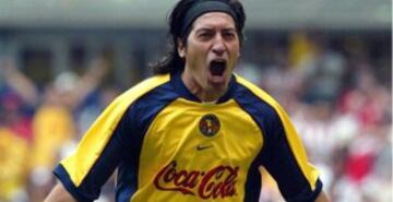 15 futbolistas chilenos vistieron la camiseta del cuadro mexicano: Carlos Reinoso, Cristián Torres Hidalgo, Eduardo Soto, Fabián Estay, Iván Zamorano (en la foto), Javier Margas, Jean Beausejour, Manuel Rojas Zúñiga, Marco Antonio Figueroa, Miguel Angel Gamboa, Osvaldo Castro, Reinaldo Navia, Ricardo Rojas Trujillo, Roberto Hodge Rivera, Rodrigo Valenzuela. 