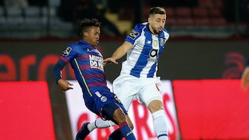 Héctor Herrera, durante el Chaves-Oporto. Lo siguen el Atlético y el Inter.