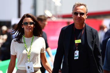 Ernesto Bertarelli, empresario y filántropo multimillonario suizo nacido en Italia., Y Olga Fonda, y modelo rusa-estadounidense.