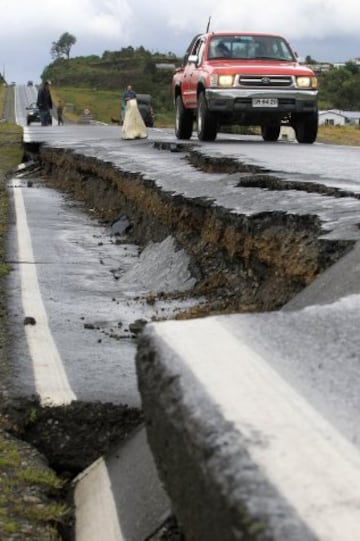 Un sismo de magnitud 7.6 en la escala de Richter se sintió a las 11:21 horas de este domingo. El epicentro fue a 67 kilómetros al noroeste de Melinka y también se percibió en las regiones del Biobío, La Araucanía, Los Ríos y Aysén. Varias carreteras quedaron dañadas