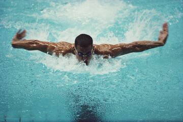 El Torpedo de Moraga, como era conocido, fue el mejor nadador de los 80 y el único hasta la llegada de Phelps que estuvo a punto de igualar a Mark Spitz. En los Juegos Olímpicos de Seúl se retó a sí mismo para emular al mito, pero se tuvo que conformar con cinco medallas de oro.0i Su carrera olímpica comenzó con un oro en relevos en 1984. Sin embargo, años antes, nada hacía presagiar que Matt pudiera llegar a convertirse en un superclase de la natación. A los 15 años medía 1,86 y pesaba 65 kilos, muy poco para un aspirante a nadador. Cinco años después su cuerpo experimentó el cambio preciso para convertirse en el primer exponente de nadador moderno. Su gran cita olímpica fue Seúl, donde se quedó cerca de la marca de Spitz. Aunque tras la cita coreana bajó sus prestaciones, en Barcelona fue capaz de lograr dos medallas más para un total de 11 metales en tres ediciones, ocho de ellos de oro.