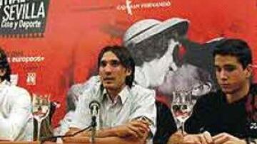 <b>JÓVENES.</b> En la mesa, Sergi Escobar (pista), Iván Álvarez (bike) y Diego Barrio (trial).