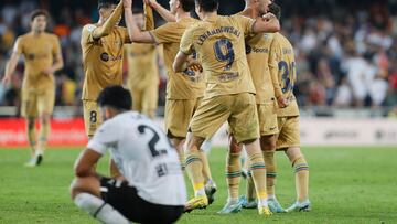 Cömert, abatido en el césped, mientras el Barça celebra el gol