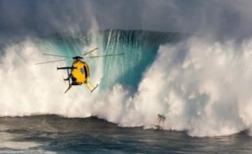 La celebración de un evento en olas de 10 metros o más y las toneladas de agua que se mueven en dichas olas significa que el riesgo de accidente es muy alto. Por eso, la organización intenta minimizarlo con todas las medidas posibles, como un helicóptero 