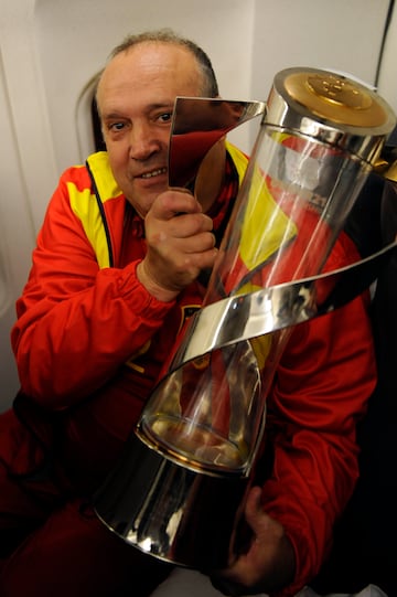 Manolo posa con la Eurocopa sub-21 de 2011 conquistada por Espa?a ante Suiza.