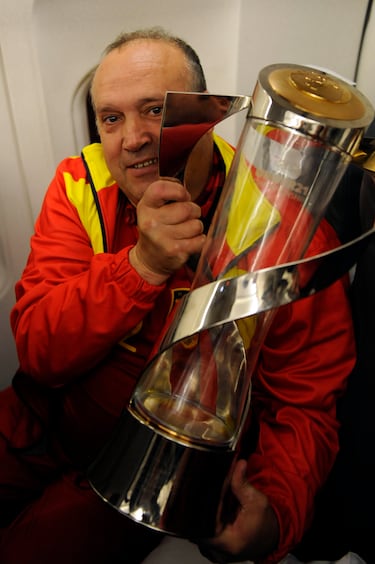 Manolo posa con la Eurocopa sub-21 de 2011 conquistada por España ante Suiza. 
 