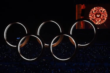 Una pantalla muestra la llama olímpica en el pebetero diseñado por Marco Balich, junto a los anillos olímpicos en la ceremonia de apertura de los Juegos Olímpicos de Invierno.