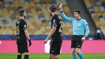 El árbitro Matej Jug.