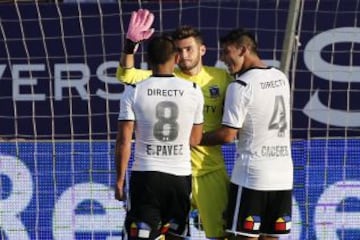 Los compañeros felicitan a Paulo Garcés tras tapar un penal.