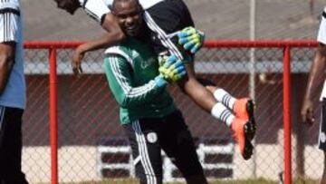El portero Enyeama bromea con Musa.