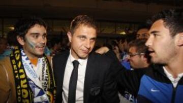 Joaquín es aclamado por los aficionados del Málaga a su llegada al aeropuerto de la ciudad andaluza.