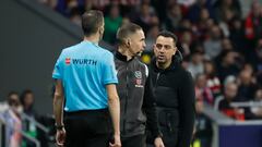 MADRID, 17/03/2024.- El entrenador del Barcelona, Xavi Hernández (d), durante el partido de Liga en Primera División que Atlético de Madrid y FC Barcelona disputan este domingo en el estadio Metropolitano. EFE/Ballesteros
