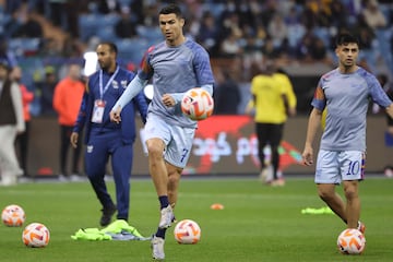 Cristiano Ronaldo warms up ahead of PSG game.