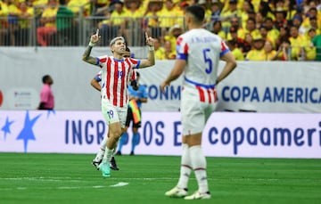 El delantero paraguayo Julio Enciso celebra la anotación del primer gol de su equipo durante el partido con Colombia, fue el descuento (2-1) para el equipo de Daniel Garnero.