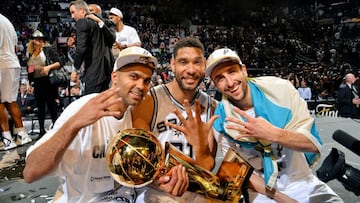 SAN ANTONIO, TX - JUNE 15: Manu Ginobili #20, Tony Parker #9, and Tim Duncan #21 of the San Antonio Spurs celebrate with the Larry O'Brien trophy after defeating the Miami Heat to win the 2014 NBA Finals in Game Five of the 2014 NBA Finals on June 15, 2014 at AT&T Center in San Antonio, Texas. NOTE TO USER: User expressly acknowledges and agrees that, by downloading and or using this photograph, User is consenting to the terms and conditions of the Getty Images License Agreement. Mandatory Copyright Notice: Copyright 2014 NBAE (Photo by Jesse D. Garrabrant/NBAE via Getty Images) BIOGRAFIA