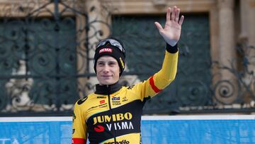 SANTIAGO DE COMPOSTELA, 26/02/2023.- El ciclista danés Jonas Vingegaard celebra su victoria en el podio tras la etapa final de la carrera ciclista O Gran Camiño en Santiago de Compostela, este domingo. EFE/ Lavandeira