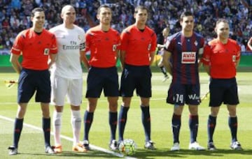 El árbitro Jose María Sánchez acompañado por sus asistentes José Gallego y Javier Carlos Martínez, el cuarto árbitro Salvador Lax y los capitanes Pepe y Dani García 