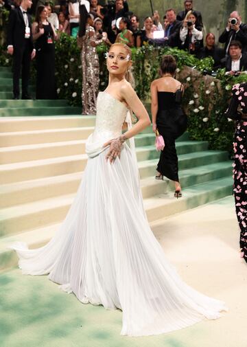La cantante, Ariana Grande, posa con un vestido blanco de Loewe.