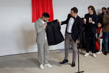 Ilia Topuria inaugura la rehabilitación del Pabellón - Gimnasio Municipal San Lázaro acompañado por el alcalde de la ciudad, Carlos Velázquez Romo. 